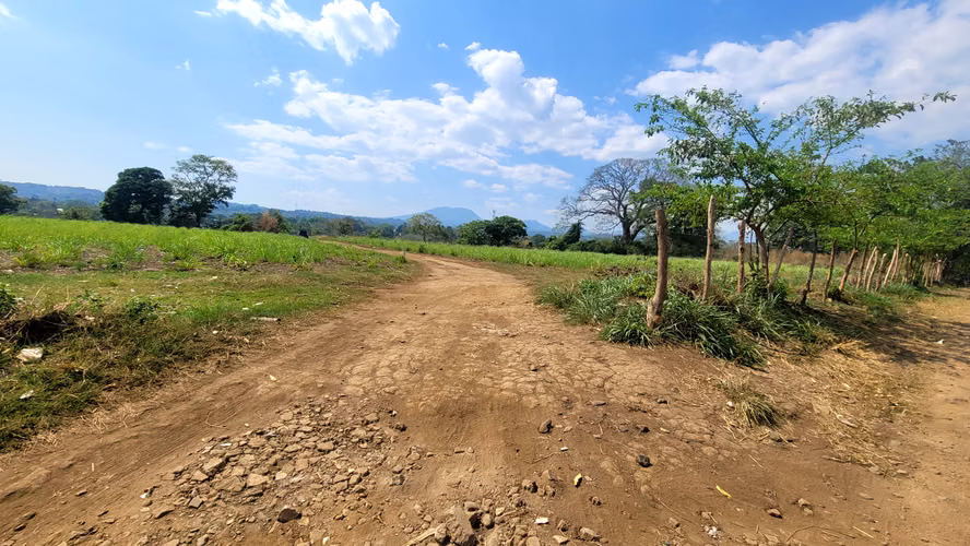 Terreno en alquiler en Sonsonate – Ideal para camiones, logística (3 manzanas)