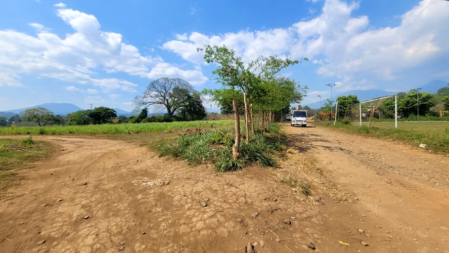 Terreno en alquiler en Sonsonate – Ideal para camiones, logística (3 manzanas)