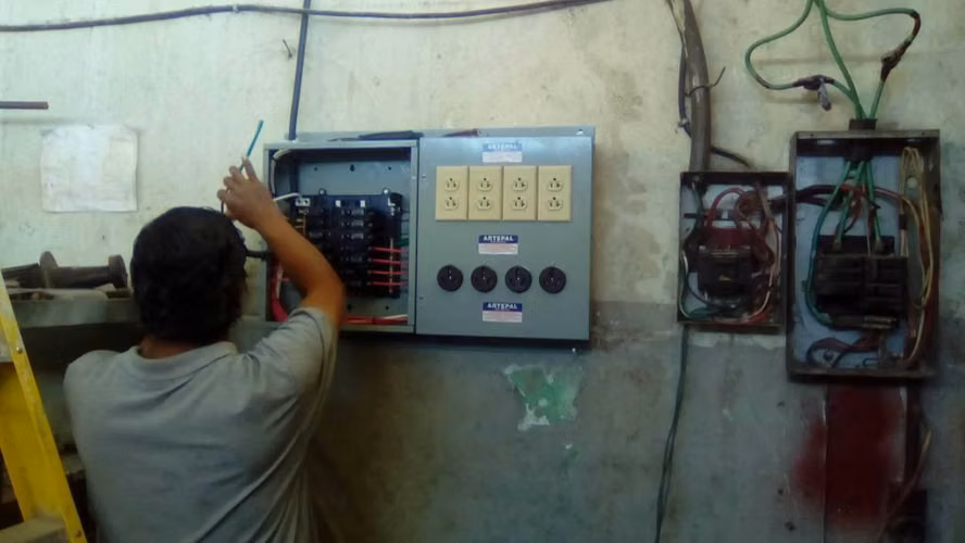 Servicio de electricista Residencial experto en mantenimiento Reparaciones y servicios nuevos