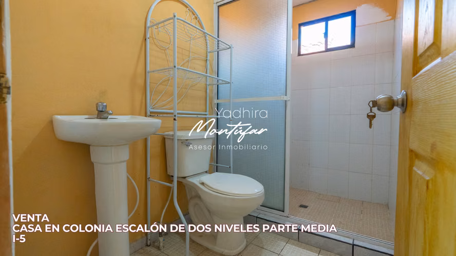 CASA EN COLONIA ESCALÓN PARTE MEDIA, DE DOS NIVELES, EN VENTA