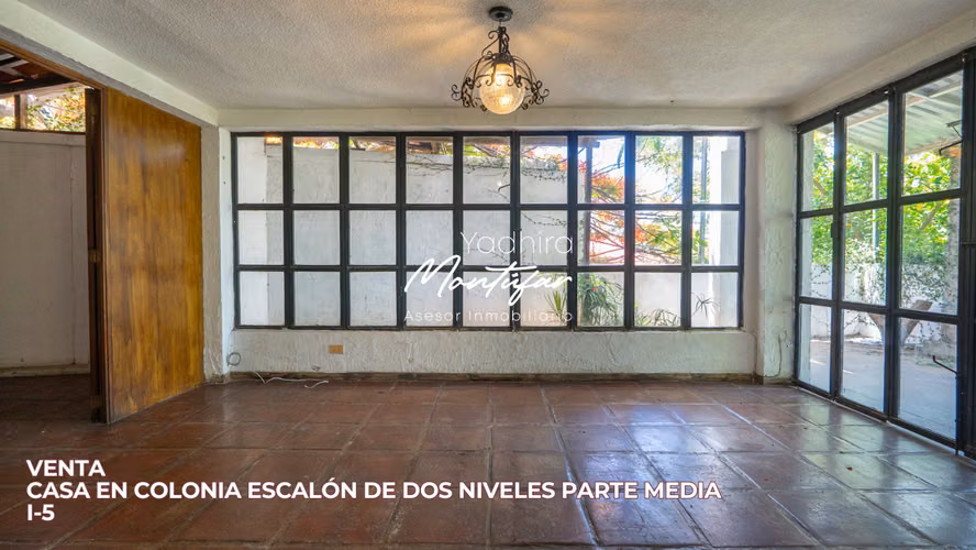 CASA EN COLONIA ESCALÓN PARTE MEDIA, DE DOS NIVELES, EN VENTA