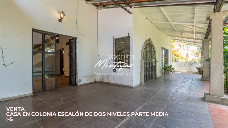 CASA EN COLONIA ESCALÓN PARTE MEDIA, DE DOS NIVELES, EN VENTA