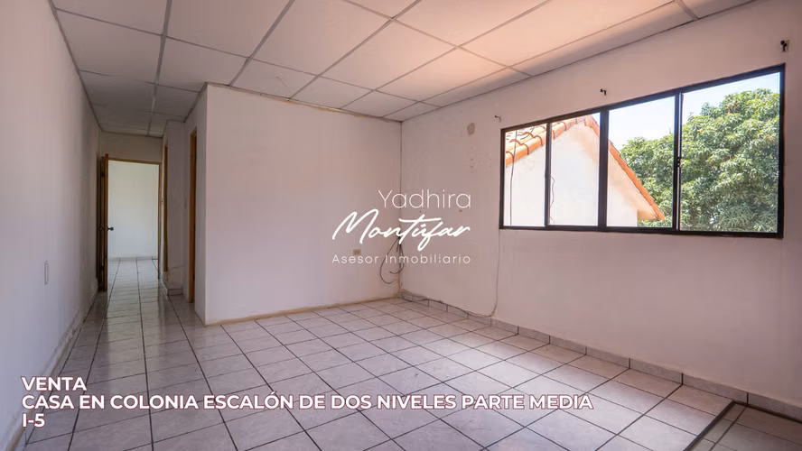 CASA EN COLONIA ESCALÓN PARTE MEDIA, DE DOS NIVELES, EN VENTA