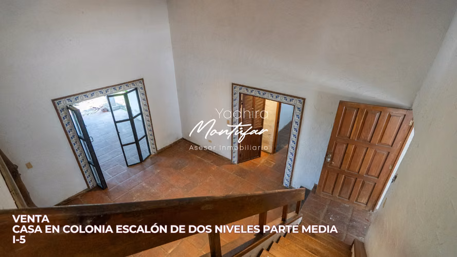 CASA EN COLONIA ESCALÓN PARTE MEDIA, DE DOS NIVELES, EN VENTA