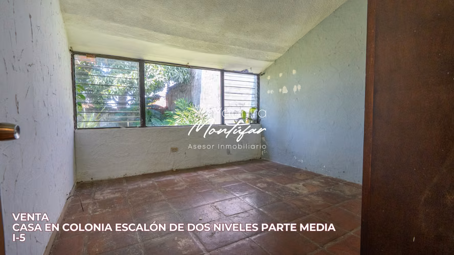 CASA EN COLONIA ESCALÓN PARTE MEDIA, DE DOS NIVELES, EN VENTA