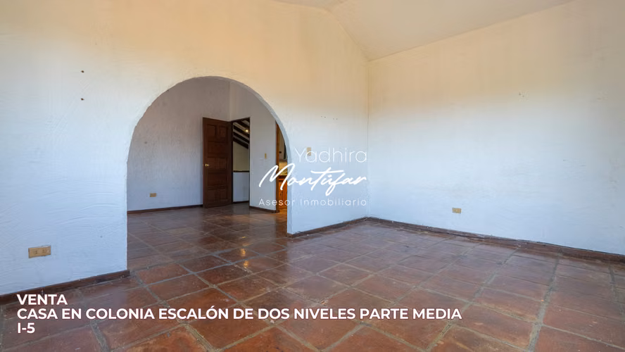 CASA EN COLONIA ESCALÓN PARTE MEDIA, DE DOS NIVELES, EN VENTA