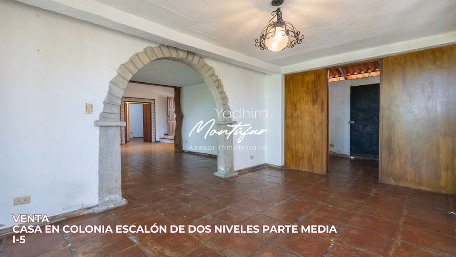CASA EN COLONIA ESCALÓN PARTE MEDIA, DE DOS NIVELES, EN VENTA