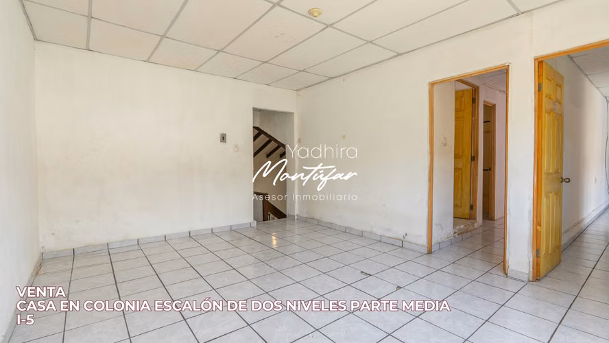 CASA EN COLONIA ESCALÓN PARTE MEDIA, DE DOS NIVELES, EN VENTA
