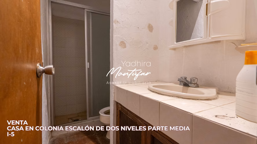 CASA EN COLONIA ESCALÓN PARTE MEDIA, DE DOS NIVELES, EN VENTA