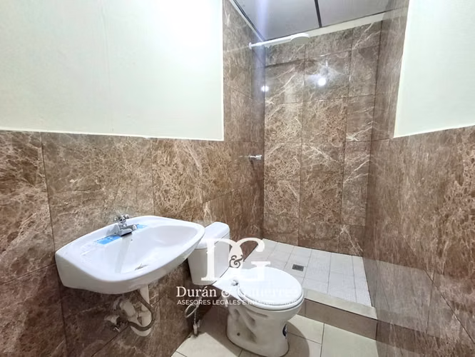 ALQUILO CASA ESPACIOSA EN PRIVADO ZONA MIRAMONTE