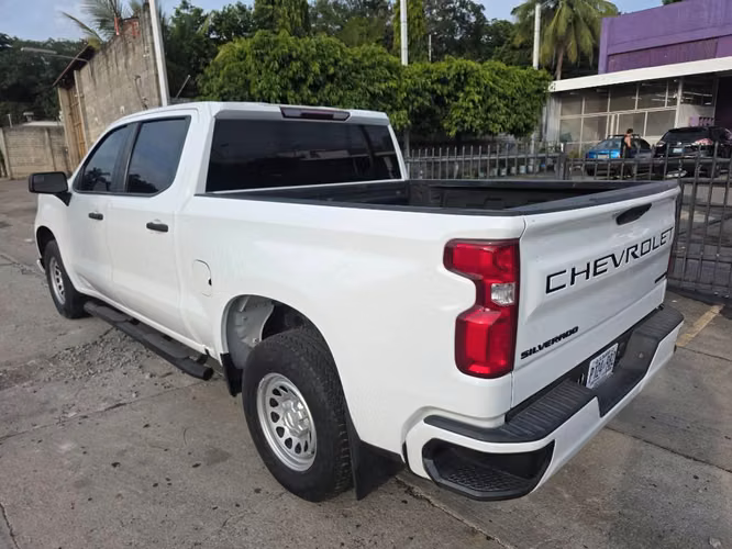 Vendo chevrolet silverado 2021 automatico 4x2 motor 2.7 4cc a toda prueba acepto carro a cuenta