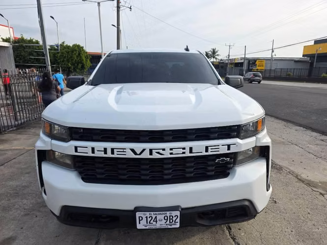 Vendo chevrolet silverado 2021 automatico 4x2 motor 2.7 4cc a toda prueba acepto carro a cuenta