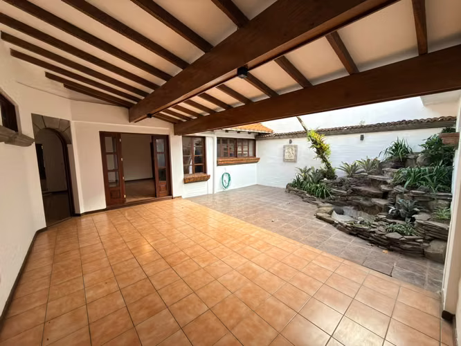 SE ALQUILA CASA COLONIA MAQUILISHUAT DE UNA PLANTA, tiene 2 hab