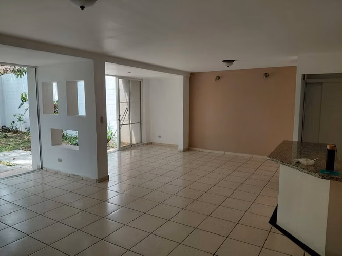 CASA EN VENTA EN SANTA ELENA