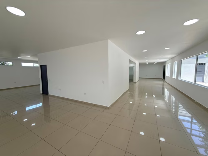 SE VENDE OFICINA COLONIA ESCALÓN, BUENA UBICACIÓN, DE ESQUINA