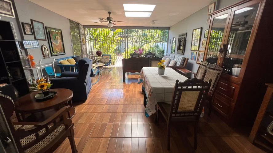 SE VENDE CASA MIRAMONTE SOBRE CALLE PRINCIPAL BUENA UBICACIÓN