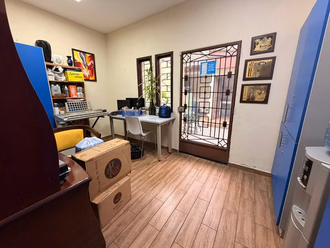 SE ALQUILA LOCAL PARA OFICINA EN LA OLÍMPICA, tiene 225 m², dos niveles