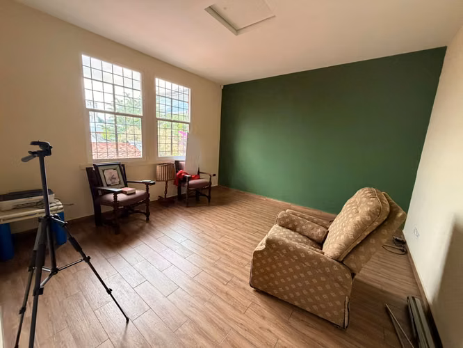 SE ALQUILA LOCAL PARA OFICINA EN LA OLÍMPICA, tiene 225 m², dos niveles