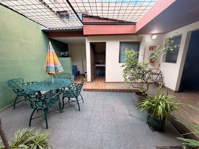 SE ALQUILA LOCAL PARA OFICINA EN LA OLÍMPICA, tiene 225 m², dos niveles