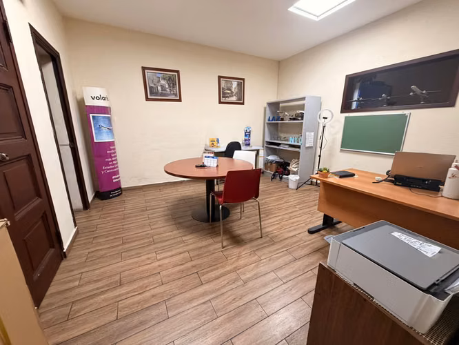 SE ALQUILA LOCAL PARA OFICINA EN LA OLÍMPICA, tiene 225 m², dos niveles