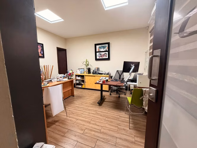 SE ALQUILA LOCAL PARA OFICINA EN LA OLÍMPICA, tiene 225 m², dos niveles