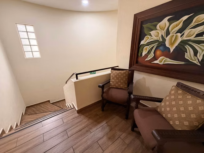 SE ALQUILA LOCAL PARA OFICINA EN LA OLÍMPICA, tiene 225 m², dos niveles