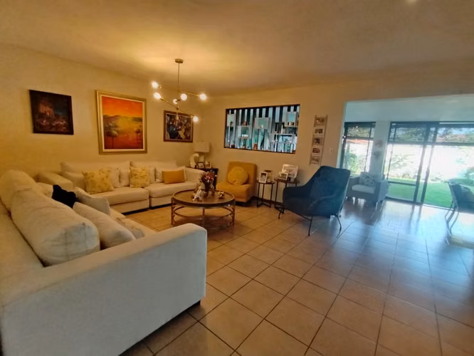 SE ALQUILA CASA CUMBRES DE LA ESCALÓN, PRIVADO