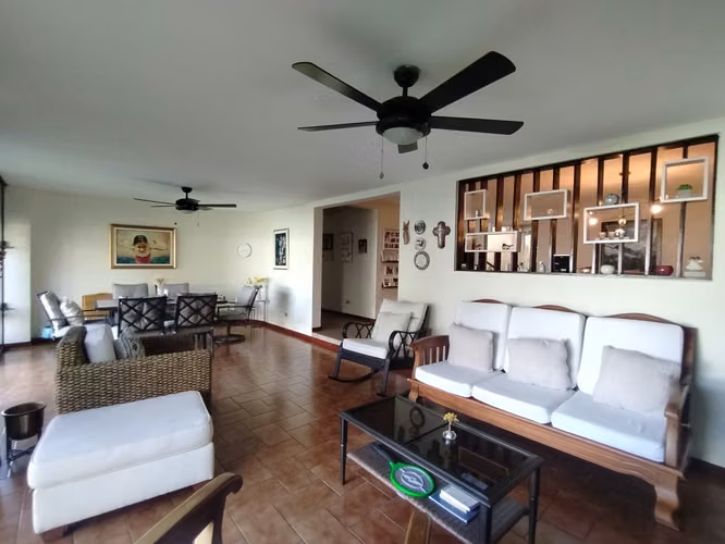 SE ALQUILA CASA CUMBRES DE LA ESCALÓN, PRIVADO