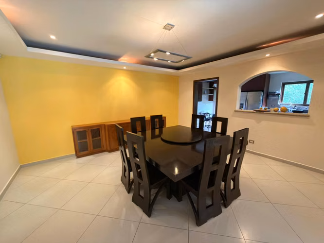 SE VENDE CASA QUINTAS DE SANTA ELENA, tiene de terreno 3,000 v2 y 650 m