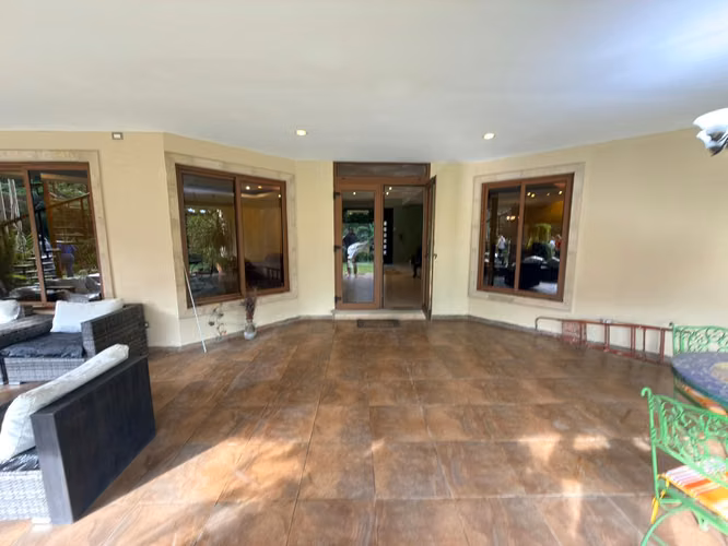 SE VENDE CASA QUINTAS DE SANTA ELENA, tiene de terreno 3,000 v2 y 650 m