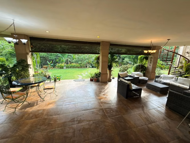 SE VENDE CASA QUINTAS DE SANTA ELENA, tiene de terreno 3,000 v2 y 650 m