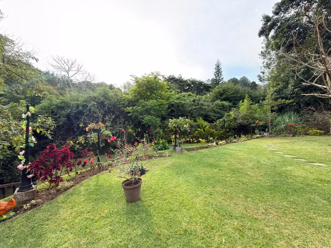 SE VENDE CASA QUINTAS DE SANTA ELENA, tiene de terreno 3,000 v2 y 650 m