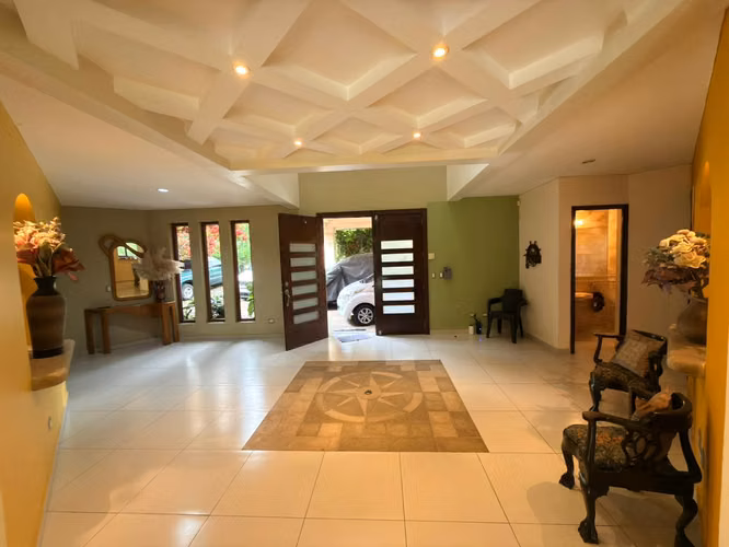 SE VENDE CASA QUINTAS DE SANTA ELENA, tiene de terreno 3,000 v2 y 650 m