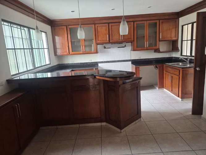 CASA EN ALQUILER EN LOMAS DE ALTAMIRA