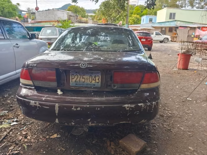 Se vende Mazda 626, año 1996