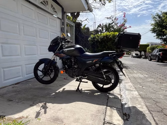 Vendo Yamaha SZ  de agencia, único dueño.
