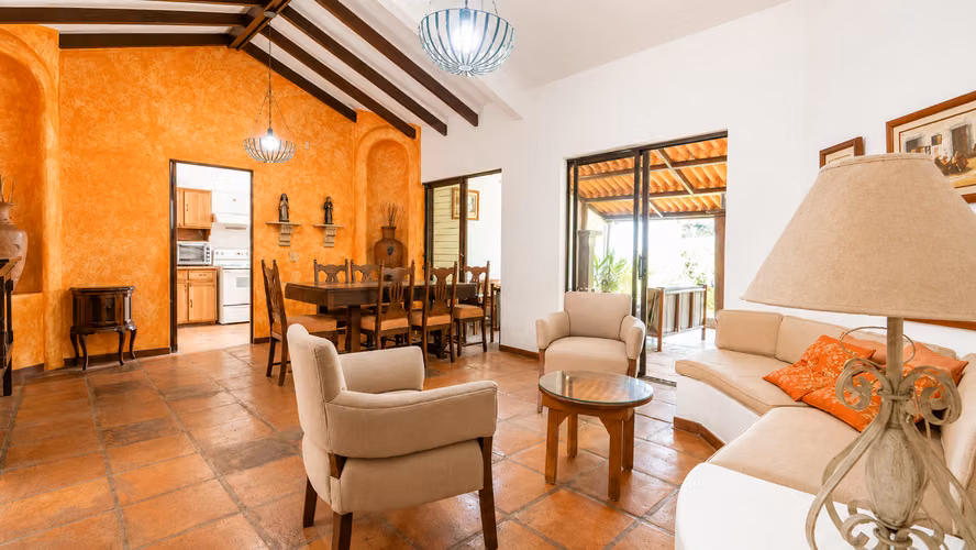 Escalón, casa de un nivel, res. privado.