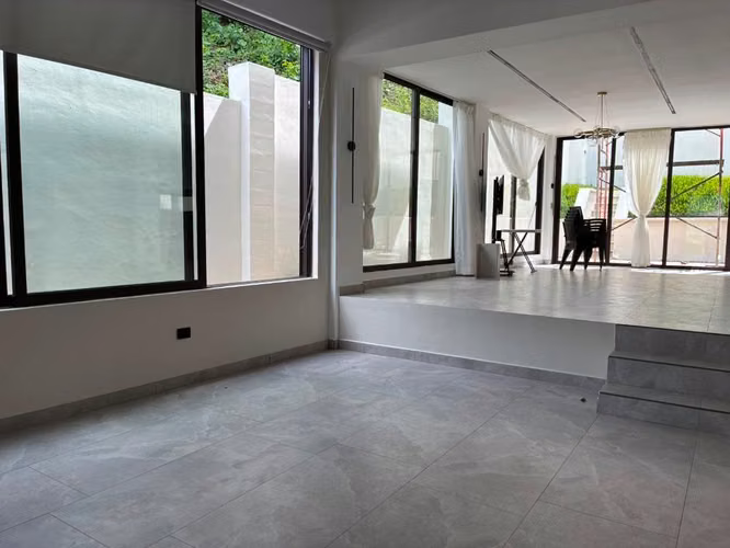 Venta casa  nueva moderna a estrenar con techos altos y preciosa vista , Res. La Florida - Imagen 4