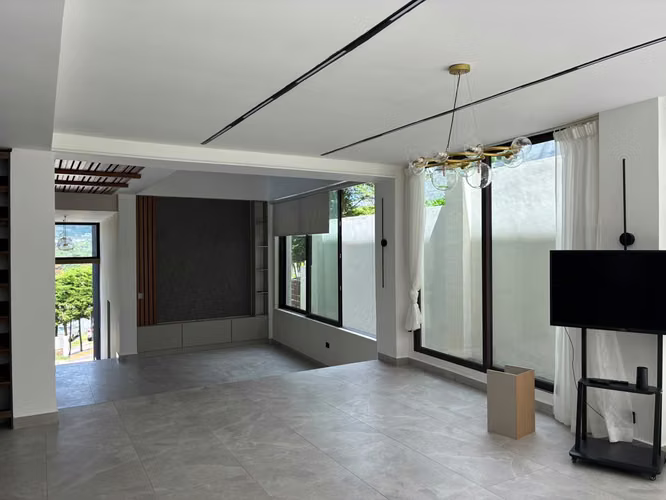 Venta casa  nueva moderna a estrenar con techos altos y preciosa vista , Res. La Florida - Imagen 12
