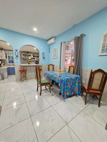 Hermosa Casa con finos acabados en venta en Colonia Granados, Colon, La Libertad.