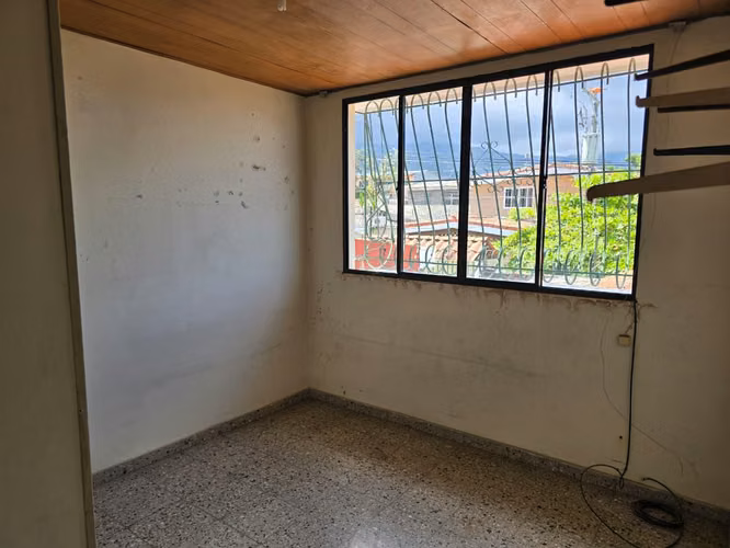 MERLIOT, AMPLIA CASA EN VENTA DOS NIVELES EN PRIVADO POR AV EL BOQUERON
