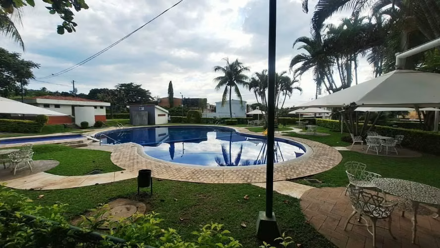 CASA EN RESIDENCIAL BELLA GRANADA QUEZALTEPEQUE 3 HABITACIONES UN NIVEL
