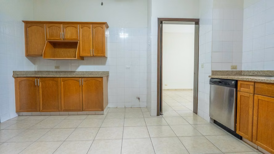 CASA EN ALQUILER EN CUMBRES DE CUSCATLAN DE 382 METROS Y 3 HABITACIONES + ESTUDIO