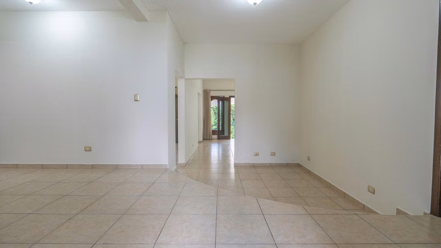 CASA EN ALQUILER EN CUMBRES DE CUSCATLAN DE 382 METROS Y 3 HABITACIONES + ESTUDIO