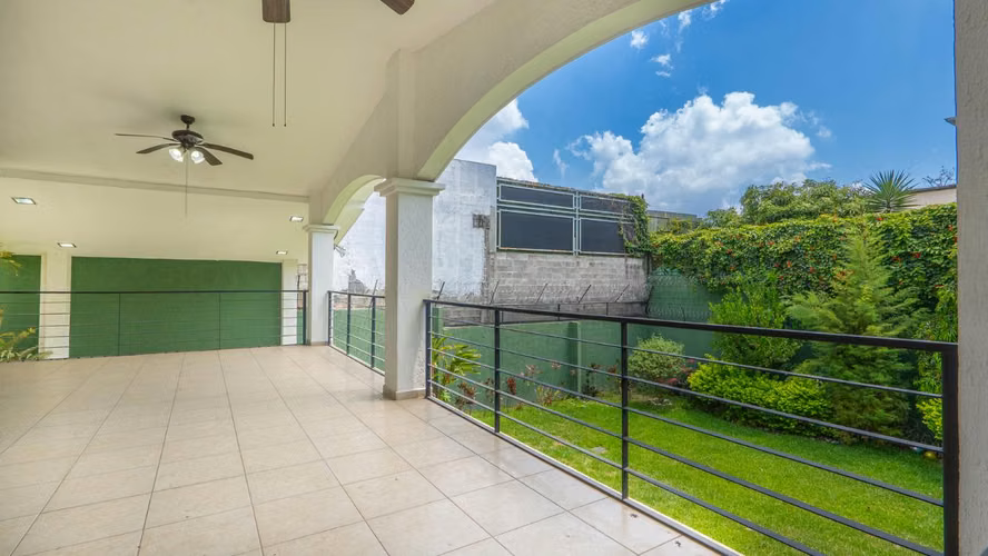 CASA EN ALQUILER EN CUMBRES DE CUSCATLAN DE 382 METROS Y 3 HABITACIONES + ESTUDIO