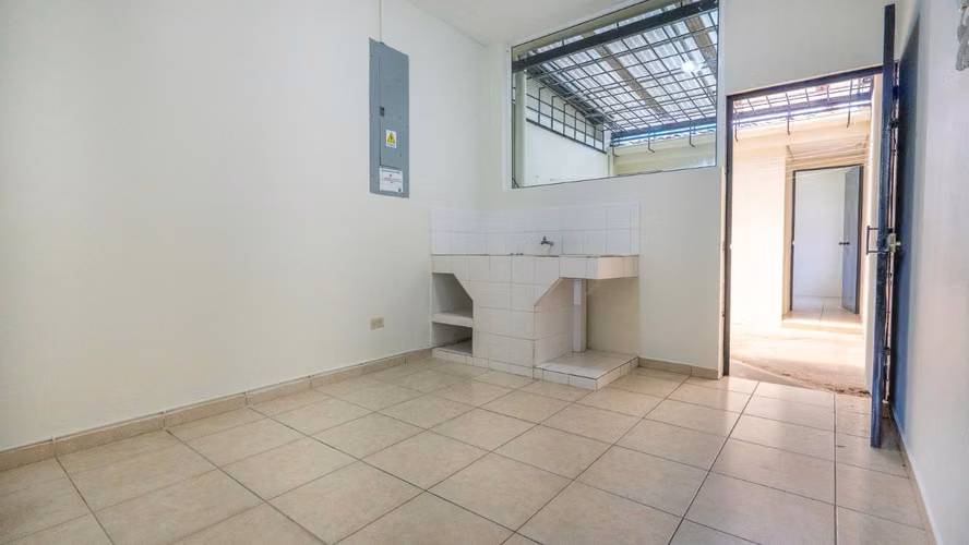 CASA EN ALQUILER EN CUMBRES DE CUSCATLAN DE 382 METROS Y 3 HABITACIONES + ESTUDIO