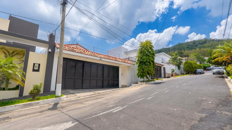 CASA EN ALQUILER EN CUMBRES DE CUSCATLAN DE 382 METROS Y 3 HABITACIONES + ESTUDIO