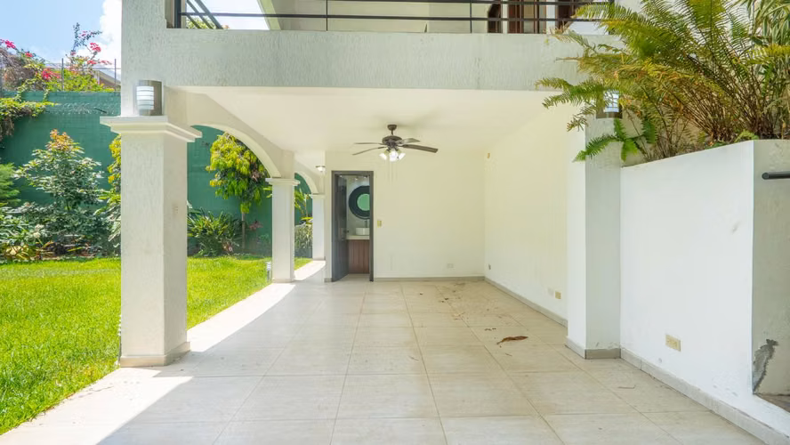 CASA EN ALQUILER EN CUMBRES DE CUSCATLAN DE 382 METROS Y 3 HABITACIONES + ESTUDIO