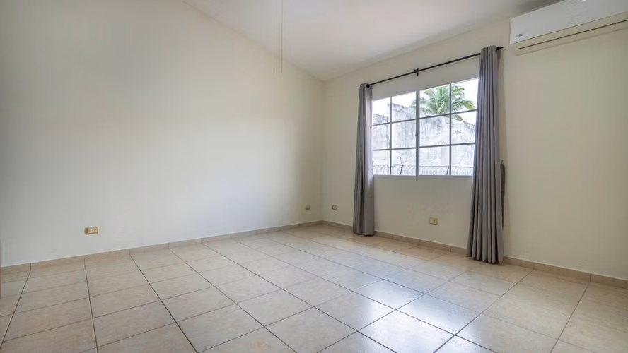 CASA EN ALQUILER EN CUMBRES DE CUSCATLAN DE 382 METROS Y 3 HABITACIONES + ESTUDIO