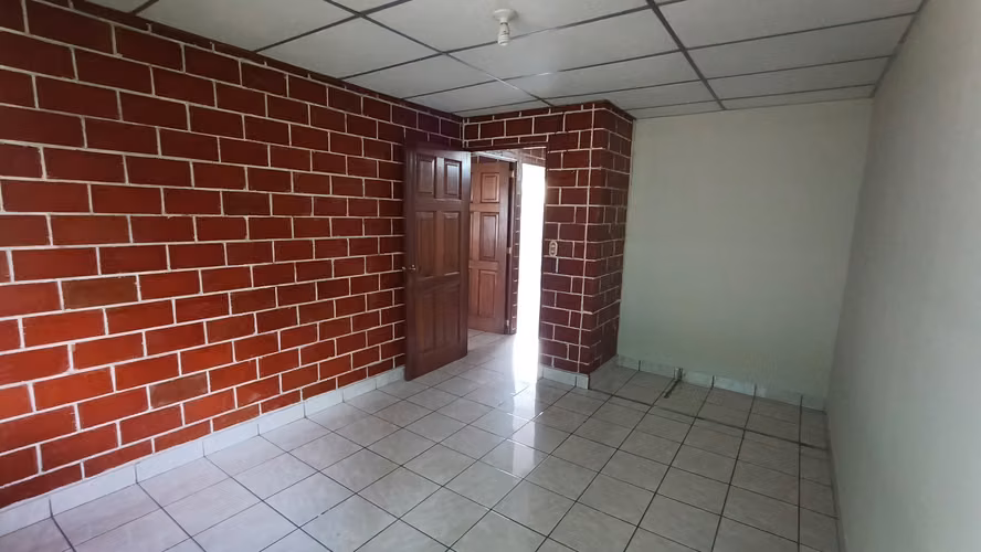 ¡Se alquila segundo nivel para oficinas o negocio!